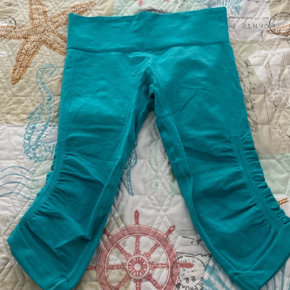 In the flow crop: lululemon sz 4